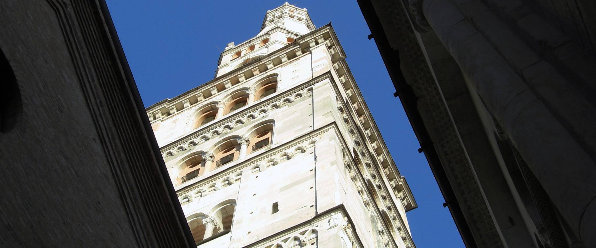 Torre Ghirlandina di Modena dal basso 6 photo by Matteolel